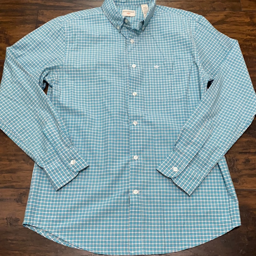 Dockers wrinkle resistant button front shirt M